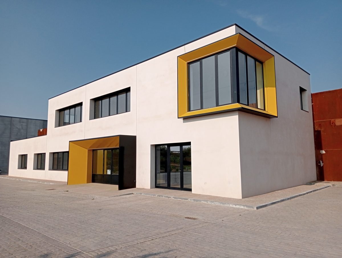 EDIFICIO REPRESENTATIVO BODEGAS EL GRILLO Y LA LUNA