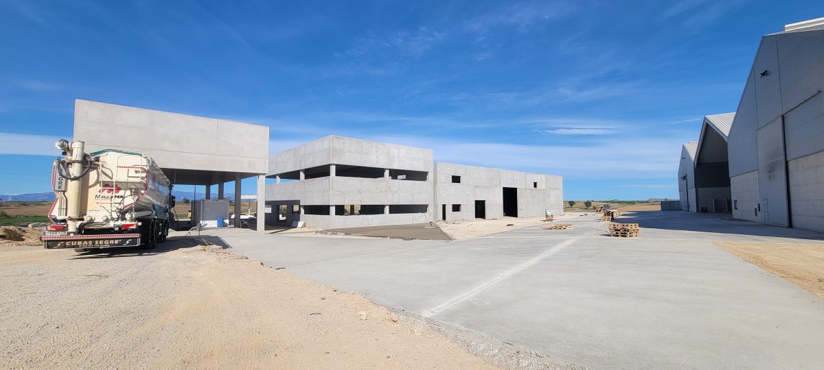 NAVES, OFICINAS Y URBANIZACIÓN FÁBRICA DE PIENSOS GRUPO MAZANA