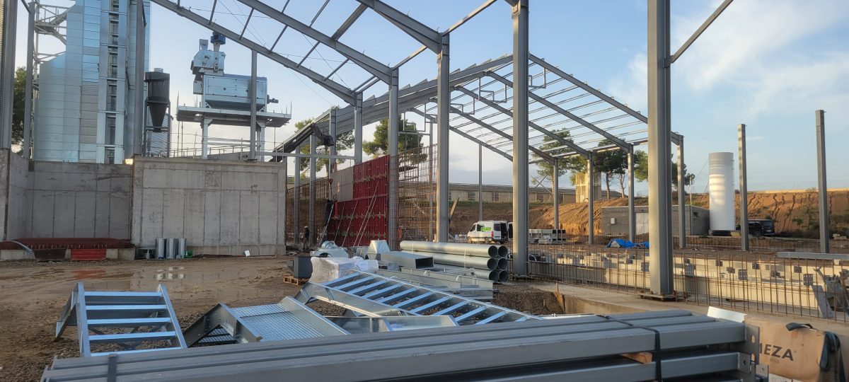 NAVES, OFICINAS Y URBANIZACIÓN FÁBRICA DE PIENSOS GRUPO MAZANA