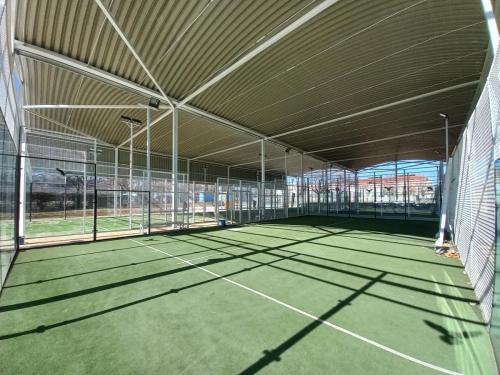 Pistas de pádel cubiertas y pista multideporte