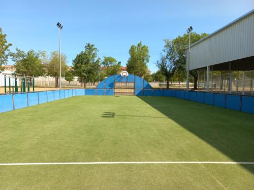 Pistas de pádel cubiertas y pista multideporte
